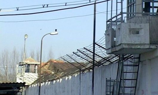 Procurorii însă vor contesta sentinţa, solicitând ca inculpatul să fie condamnat şi pentru evadare la 2 ani de detenţie.