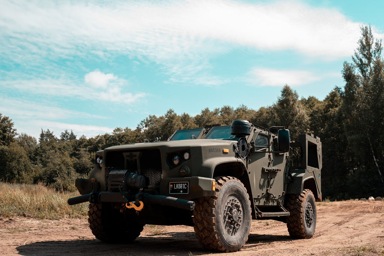 Литва дополнительно закупает у США 300 бронированных внедорожников JLTV.