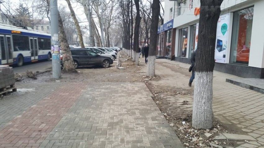 Пешеходов перенаправят на другую сторону улицы.