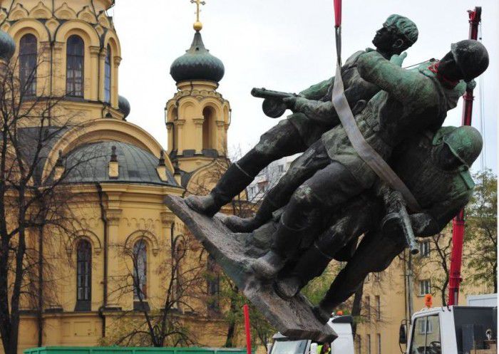 В Польше демонтирован памятник советским солдатам. Фото: pravdoryb.info