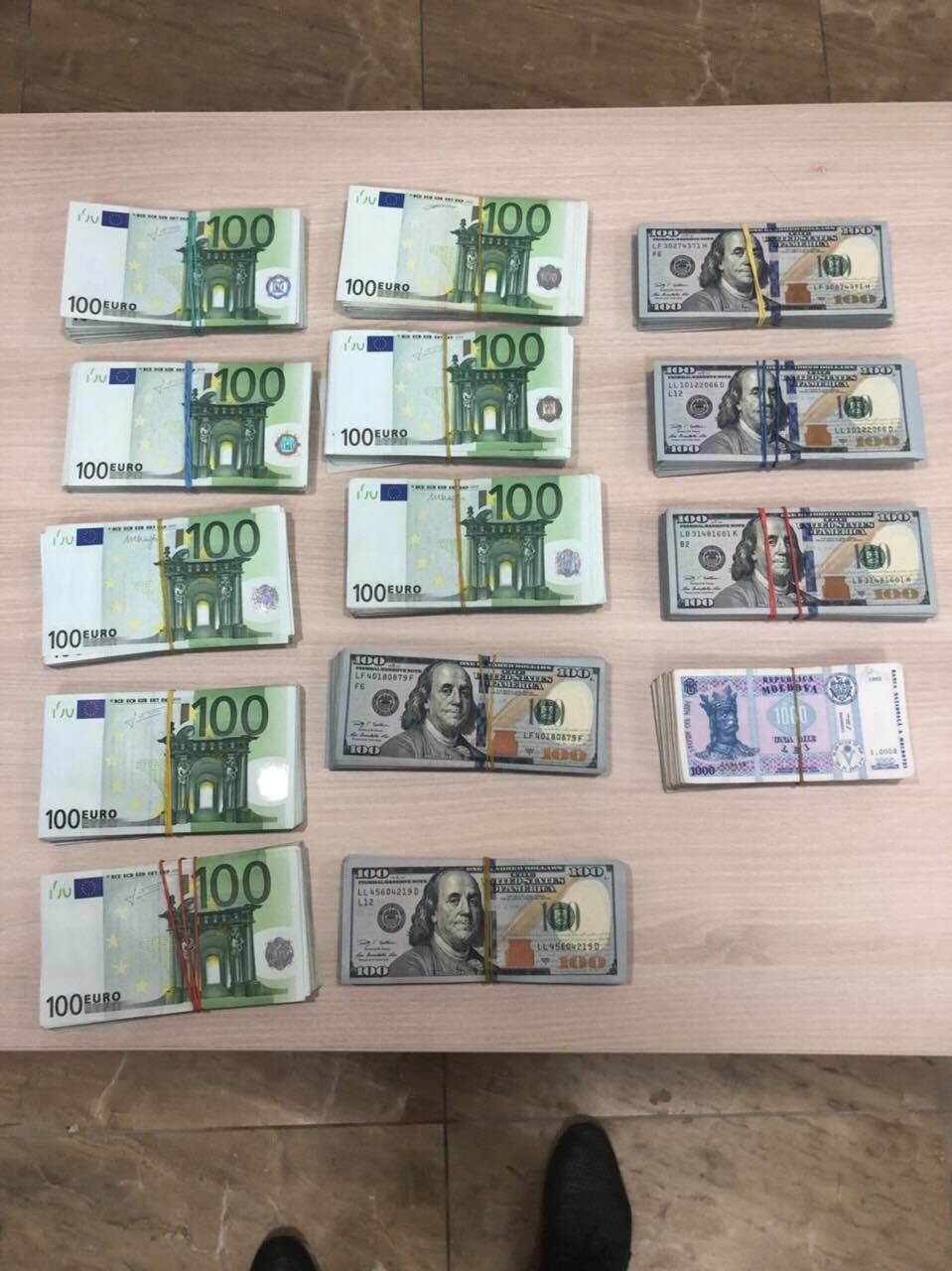 В кабинете завотделения радиологии РЦМД нашли крупные суммы денег.