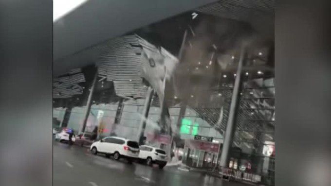 В Китае из-за ветра на прохожих обрушилась крыша аэропорта.
