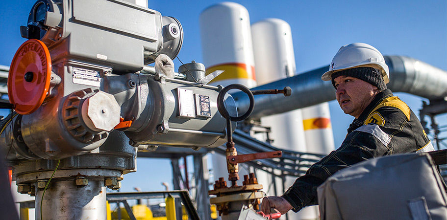 Федеральный чиновник говорит о 100 тысячах тонн, человек в крупной нефтяной компании — о 300 тысячах.