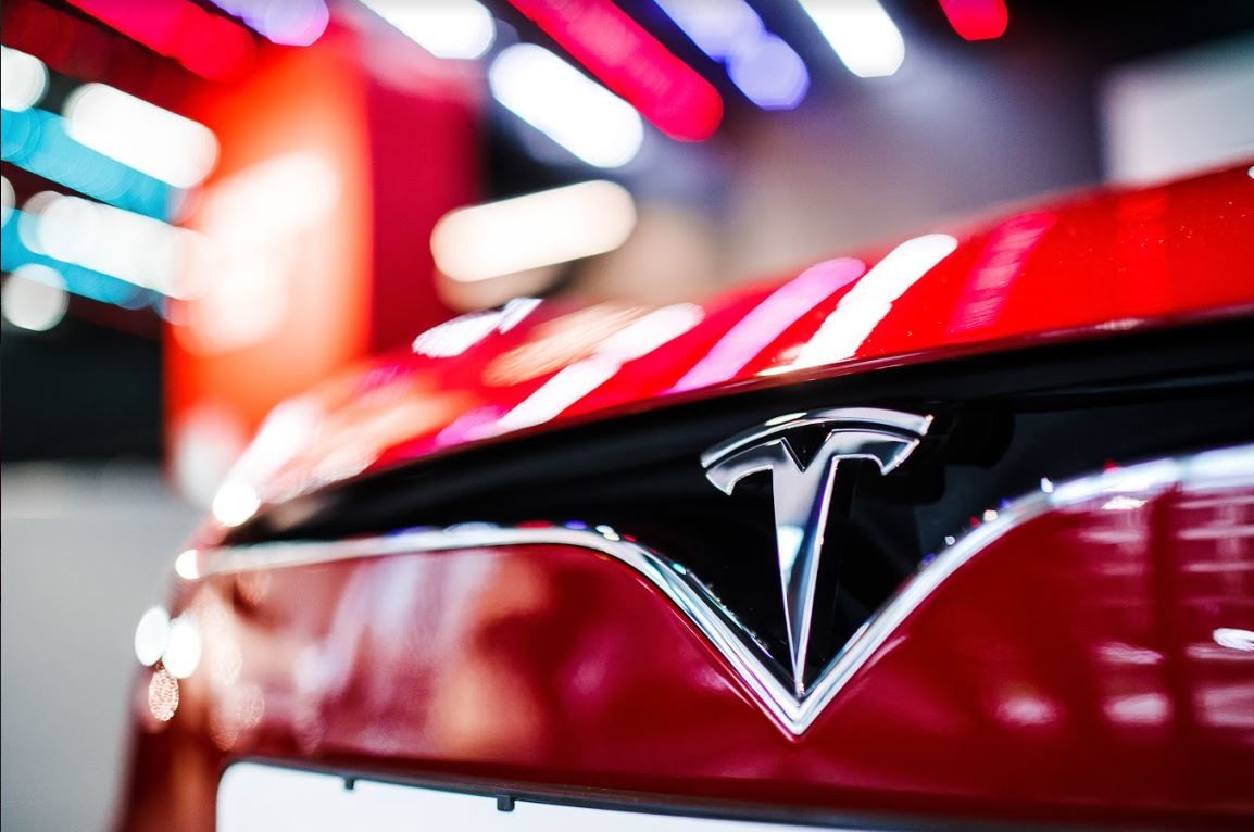 Электромобили Tesla научились предупреждать водителя о слежке