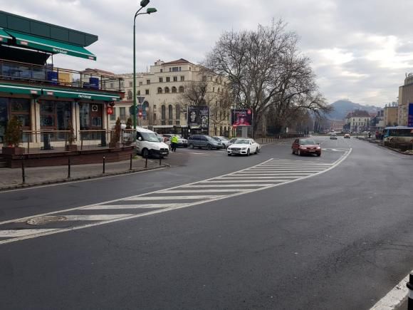 Culmea parcării: Un Mercedes, lăsat în mijlocul unei intersecții. Foto: Digi24