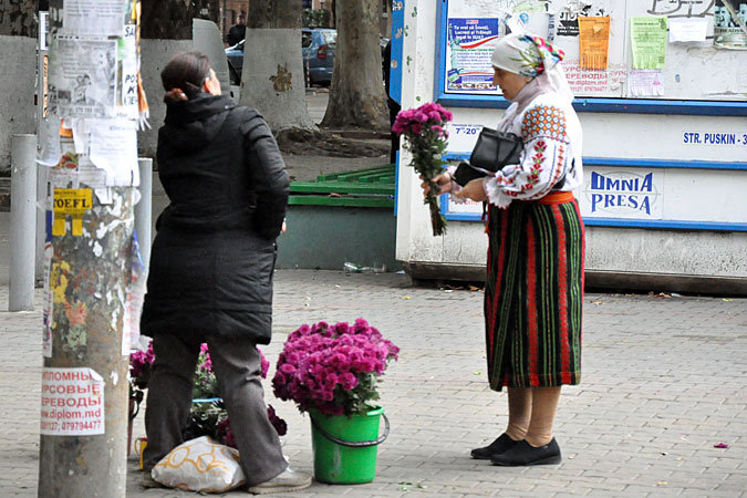 По словам претора Центра Петра Будурина, мэрия предложила полицейским дежурить у рынка около семи утра - до прихода продавцов.