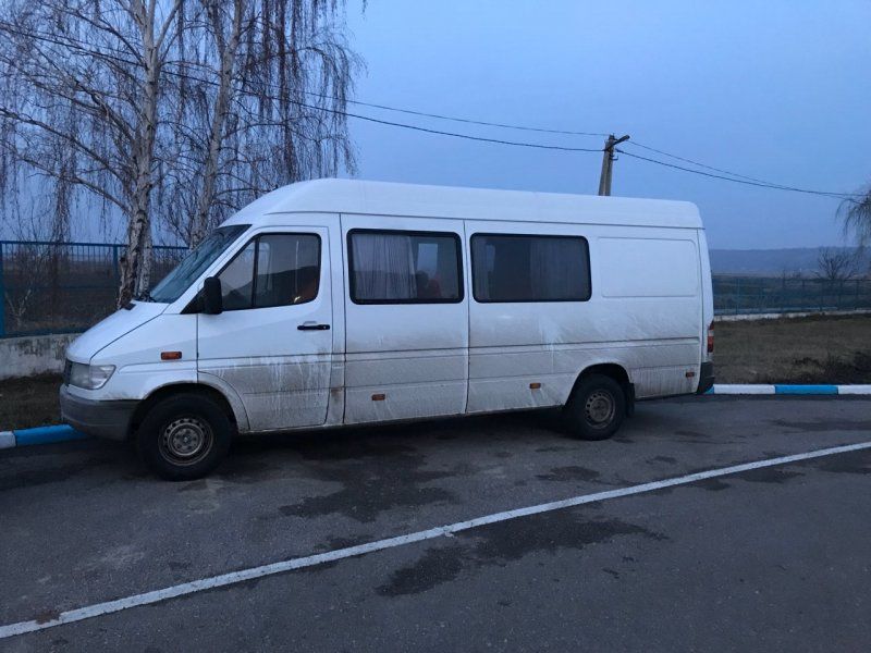 Un microbuz ce circula în UE cu certificatul de înmatriculare falsificat, reținut la Leușeni.