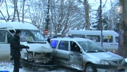 Şoferul vinovat riscă o amendă de până la o mie de lei şi şase puncte de penalizare.