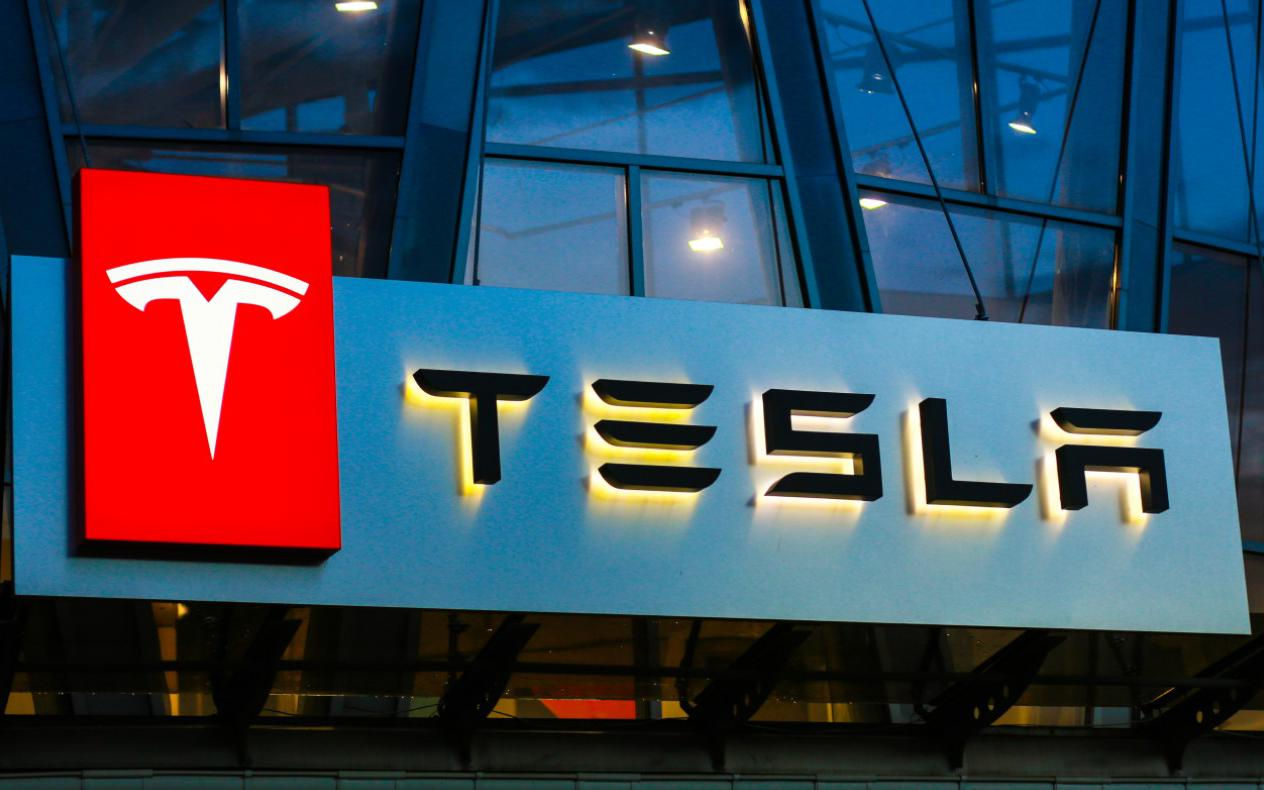Акции Tesla упали в два раза: Трамп пытается спасти компанию.