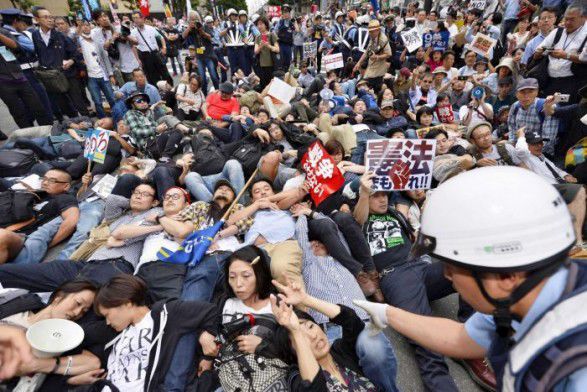 Mulțimea formată din circa 13.000 de persoane potrivit poliției, 35.000 conform organizatorilor, s-a strâns în fața parlamentului din Tokyo.