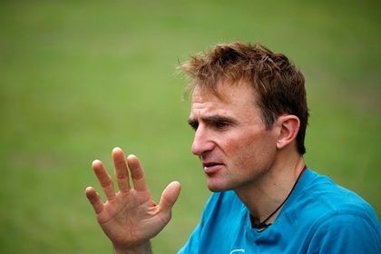 Тело спортсмена нашли на Эвересте и на вертолете перевезли в столицу Непала Катманду.