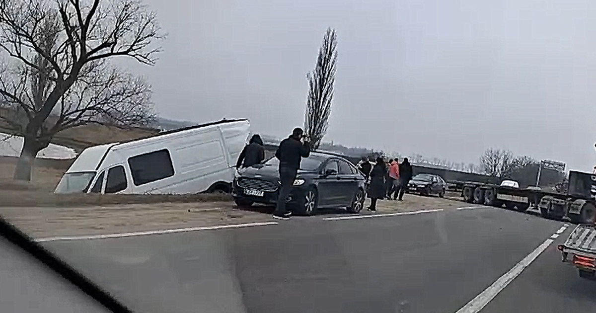 Accident la Edineț: Un microbuz s-a izbit într-un camion.