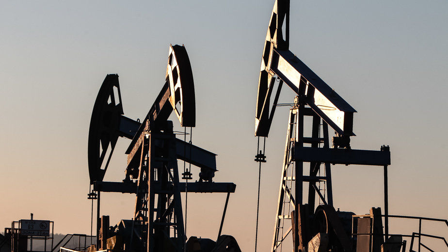 Цена нефти Brent превысила $24 за баррель.