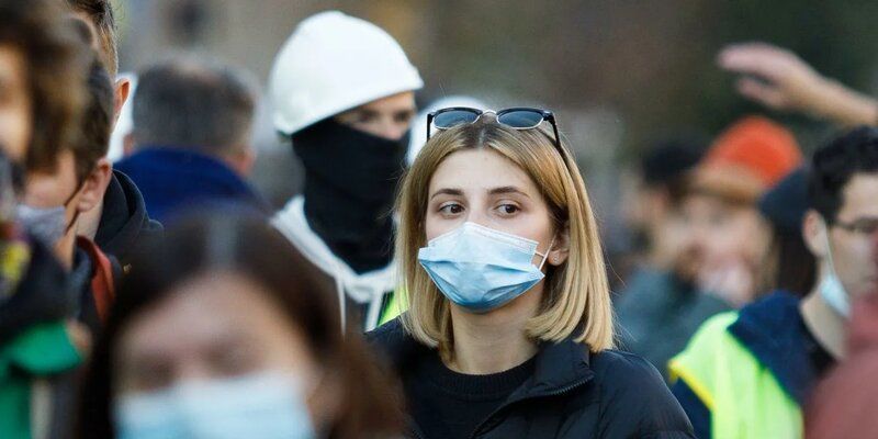 В Украине начнут отстранять от работы невакцинированных сотрудников без сохранения зарплаты.