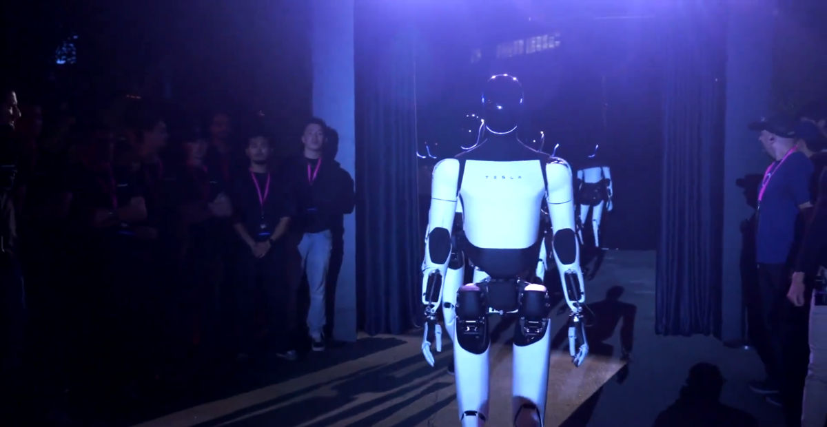 Tesla a arătat o mulțime de roboți Optimus spălând vase și turnând bere.