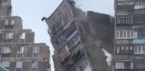 Было принято решение повреждённый дом разделить на две части.