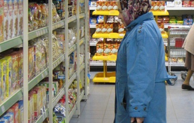 Крымчане массово скупают рыбные консервы, крупы, соль и картофель.
