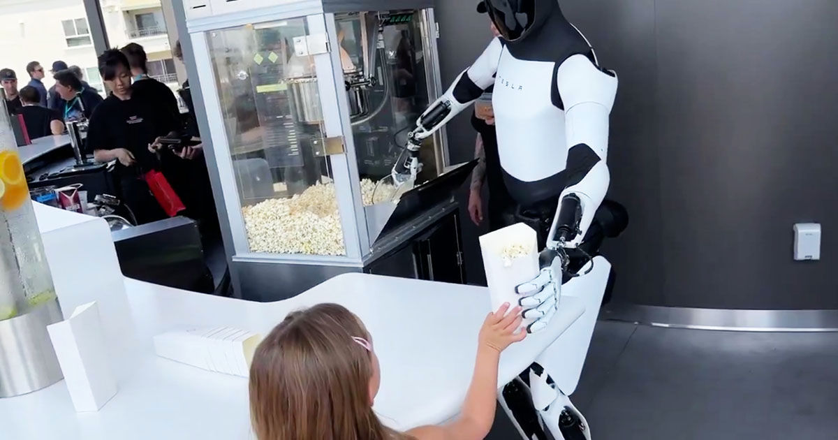 Robotul Tesla Optimus a fost învățat să vândă popcorn copiilor.