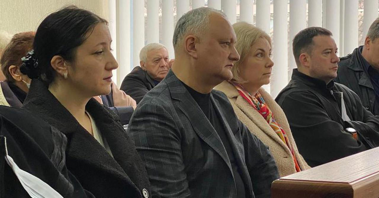 Судебное заседание по "делу о справке" снова отложено.