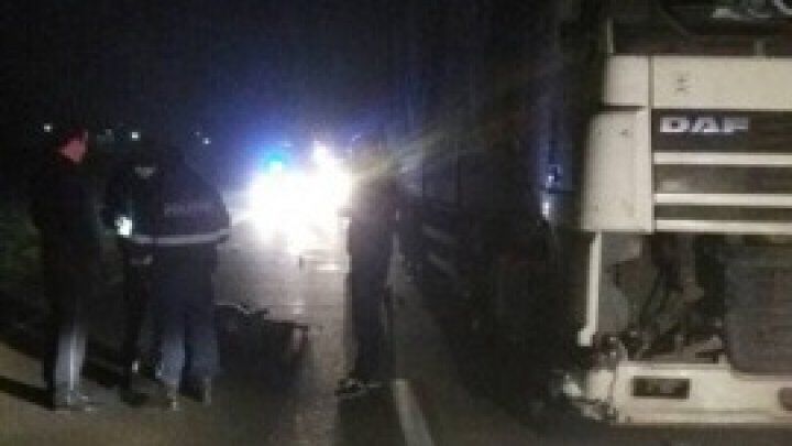 Un bărbat a fost lovit mortal de un tir la intrarea în satul Pelivan