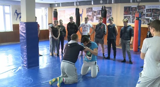 Кишинёвские школьники учатся приёмам самообороны у бойцов Fulger.