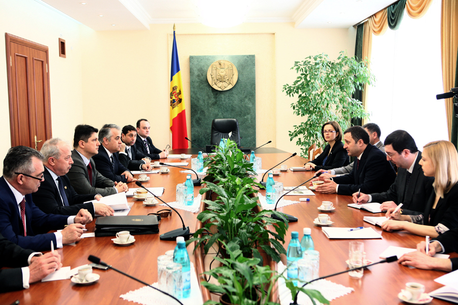 Legislativul şi Cabinetul de Miniştri se întrunesc, astăzi, în şedinţă comună.