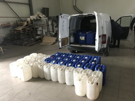 Trei bărbați, reținuți pentru contrabandă cu alcool. Unul dintre ei a încercat să mituiască polițiștii