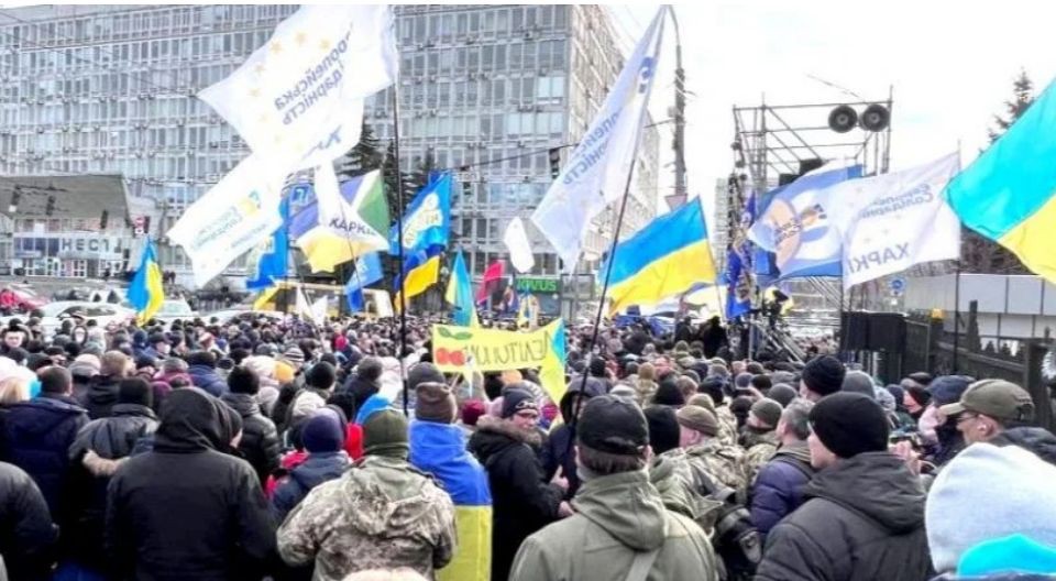 Сторонники Порошенко устроили митинг возле Апелляционного суда в Киеве.