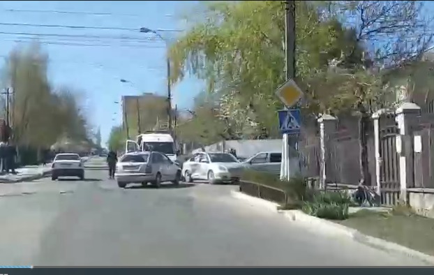 Две машины столкнулись утром, на улице Парис района Буюканы. 