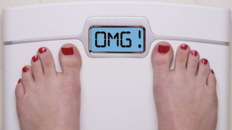Cu mesele pline de cozonaci şi friptură, moldovenii nu s-au putut abţine să nu guste din toate. Foto: huffingtonpost.ca
