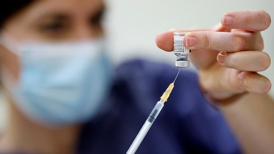 В доме престарелых в Испании выявили вспышку COVID после прививки Pfizer.