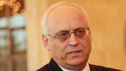 Păcat că judecătorii Curţii Constituţionale pledează pentru adevăr, pentru respectarea legii în toate, nu însă şi cu referinţă la propria lor persoană. 