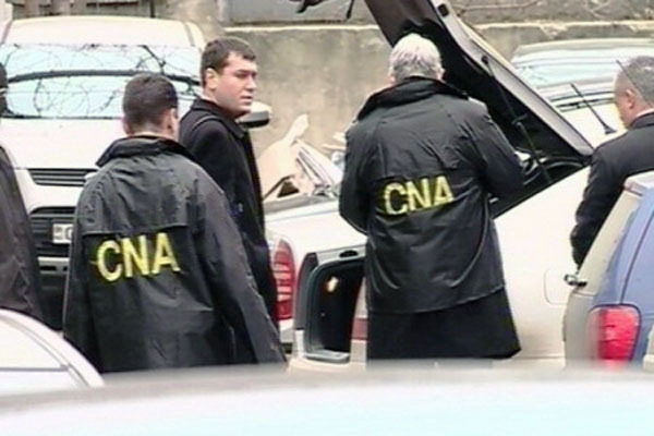 Депутаты из правящей коалиции публично призвали правоохранительные органы расследовать сквозь призму Уголовного кодекса попытки подкупа некоторых депутатов.