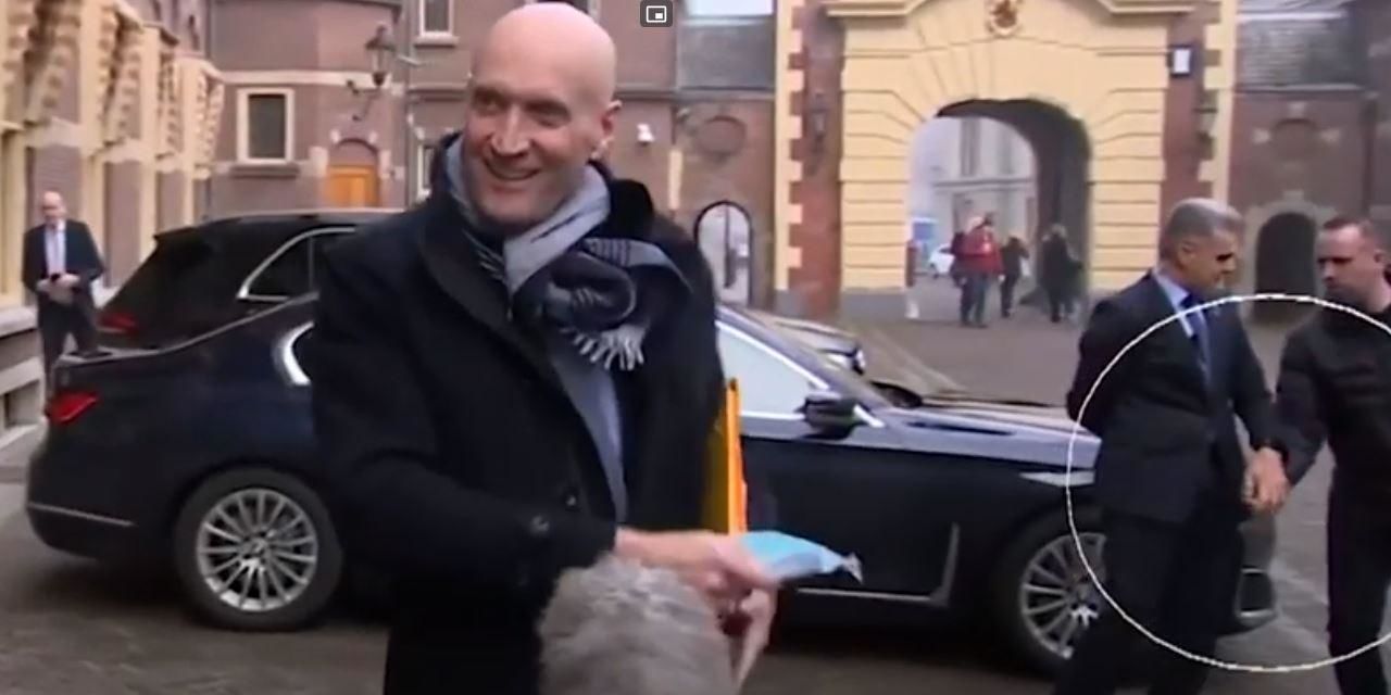 В Нидерландах водителя министра засняли на камеру при покупке наркотиков. 