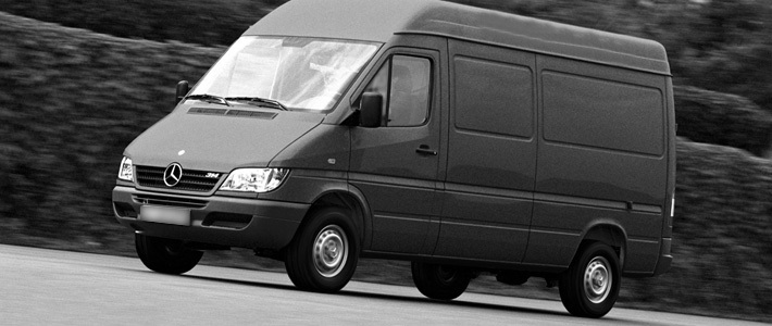 Для проверки был остановлен микроавтобус марки Mercedes. В нем был найден минитрактор и детали б/у для мотоцикла.
