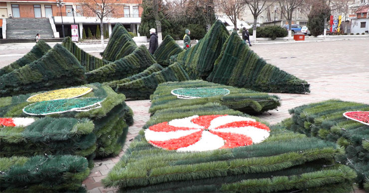 В Бельцах началась установка новогодней елки.