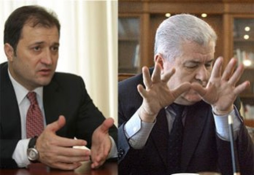 Precizăm că până în 2008, prim-miniştrii se regăseau în lista persoanelor care beneficiază pe viață de pașaport diplomatic.