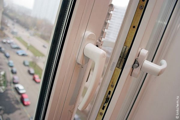 В Кишиневе подросток едва не выпрыгнул из окна на 8 этаже.