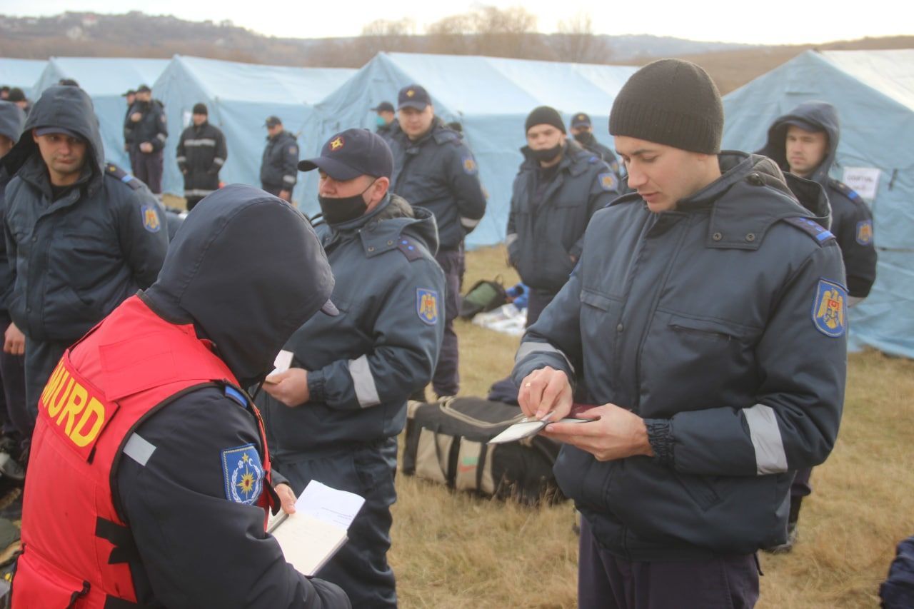 Более 300 молдавских спасателей приняли участие в учениях.