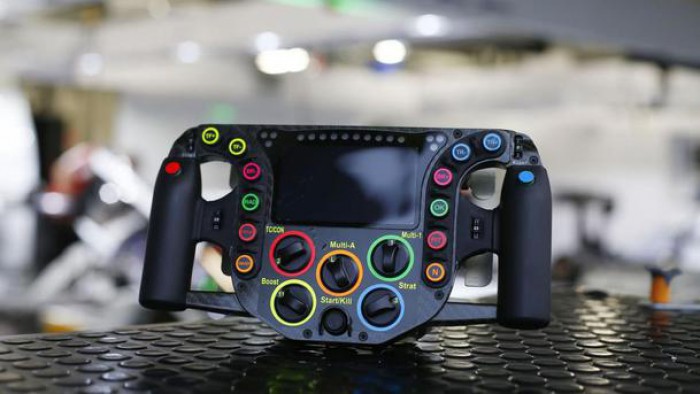 Porsche vine în sprijinul teoriei conform căreia competiţiile de motorsport sunt doar o joacă extrem de seriosă, costisitoare şi super-tehnologizată cu ajutorul volanului instalat pe Porsche 919 Hybrid.