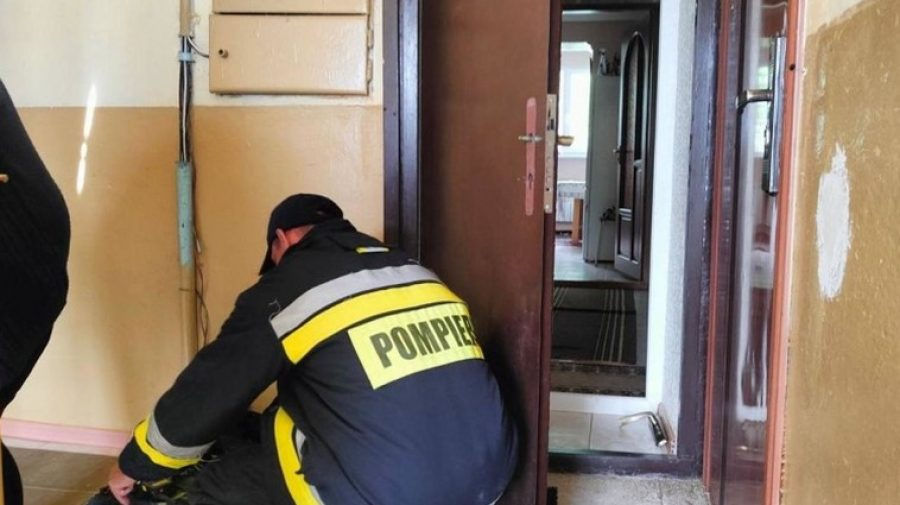 Жительница столицы оказалась заблокированной в квартире: ей стало плохо.