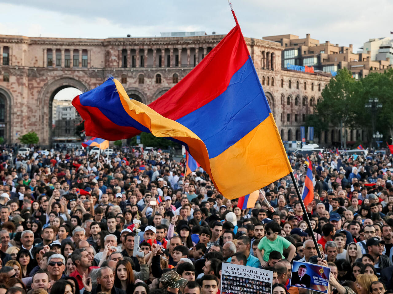 В Армении задержали 150 протестующих, требующих отставки Пашиняна.