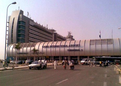 Aproape 200 de români, blocați pe aeroport în Egipt