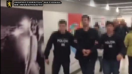 Trei indivizi au fost reţinuţi, fiind acuzaţi de racolarea tinerelor pentru practicarea prostituţiei în Turcia.