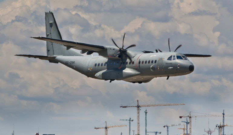 Airbus испытывает самолет C295 в варианте непосредственной огневой поддержки.
