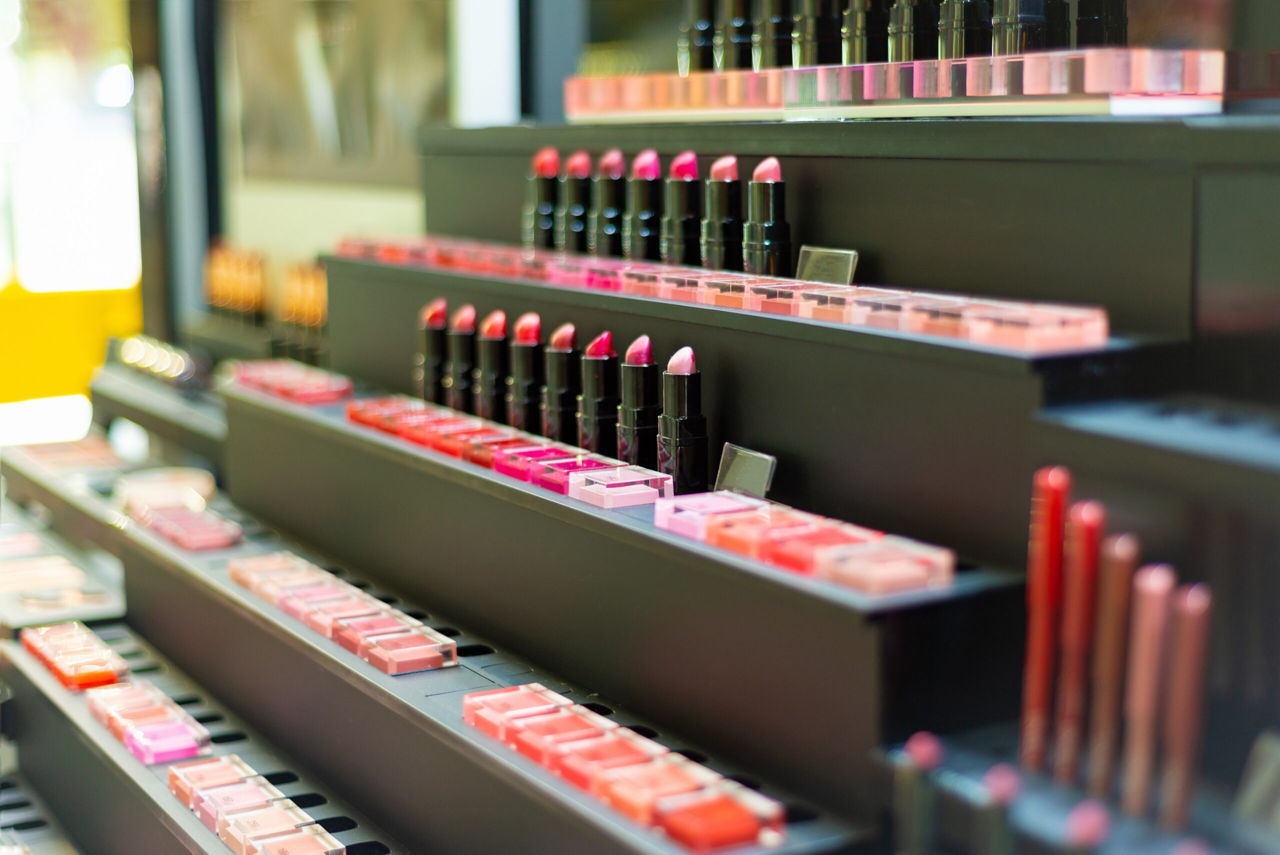 Substanțe chimice nocive, detectate în sute de produse cosmetice comercializate în Europa.