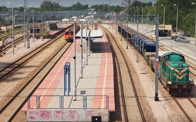 Polonia: Un tren, furat de un bărbat după ce a ameninţat mecanicul