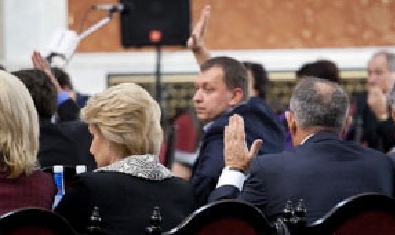 PCRM susțin că moțiunea are la bază și faptul că mai mulți membri ai Guvernului au ajuns în centrul unor scandaluri legate de corupție. 