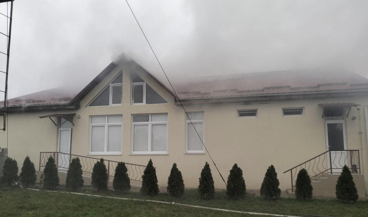 Incendiu la un azil de bătrâni din satul Căprești.