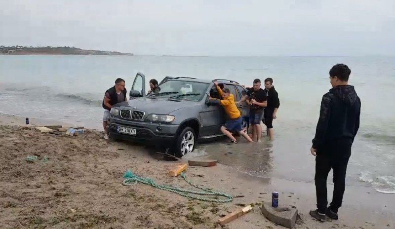 В Румынии мужчина утопил на пляже свой BMW X5.